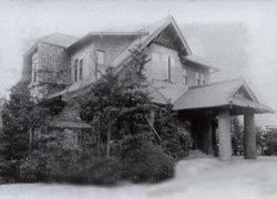 Exterior view of the building immediately after its completion in 1920